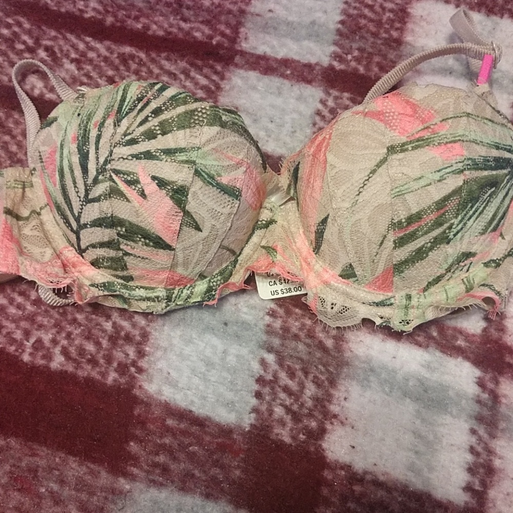 Brand new PINK bra.32a